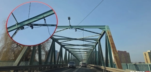 Buty wiszą nad jezdnią na moście na Odrze. Czy ktoś powinien zareagować?