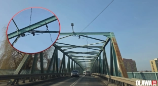 Buty wiszą nad jezdnią na moście na Odrze. Czy ktoś powinien zareagować?