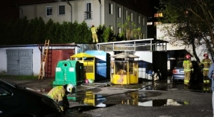Pożar śmietnika szybko się rozprzestrzenił. Zapalił się samochód osobowy