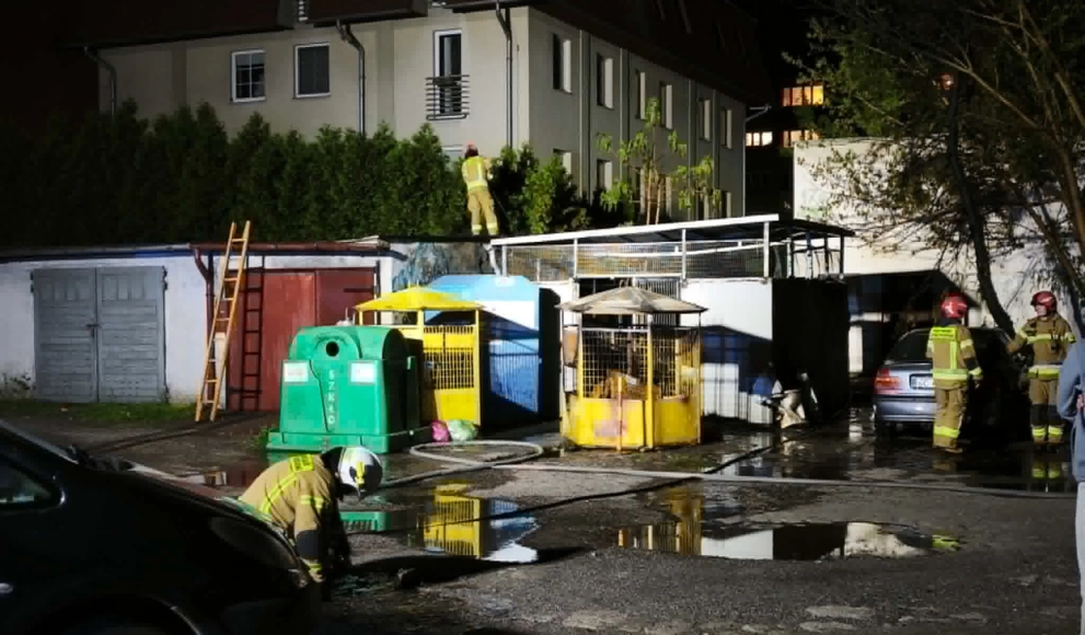 Pożar śmietnika szybko się rozprzestrzenił. Zapalił się samochód osobowy