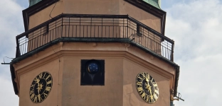 Zegar na wieży Ratusza w Oławie przestał wybijać godziny. Co się stało?