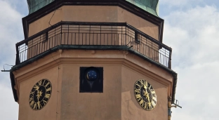 Zegar na wieży Ratusza w Oławie przestał wybijać godziny. Co się stało?