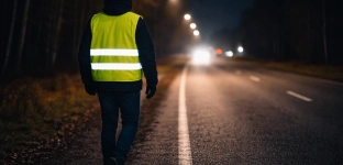 Szedł drogą bez odblasku. Dostał mandat