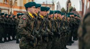 Wojskowa przysięga na oławskim Rynku