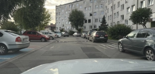 Dzieci chodzą tędy do szkoły. Oznakowanie przejścia niemal zniknęło