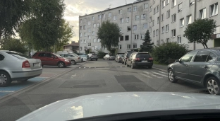 Dzieci chodzą tędy do szkoły. Oznakowanie przejścia niemal zniknęło