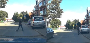 Wszedł na jezdnię tuż przed samochód. Zdarzenie nagrała kamerka