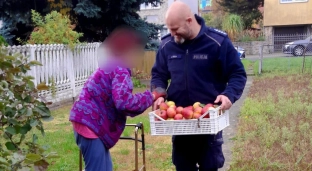 Dzielnicowy pomógł starszej pani