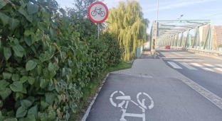 Mimo zakazu rowerzyści jeżdżą przez most