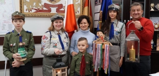 Urząd Gminy Oława rozbłysnął Betlejemskim Światłem Pokoju