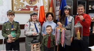 Urząd Gminy Oława rozbłysnął Betlejemskim Światłem Pokoju