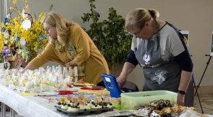 Trwa Kiermasz Wielkanocny Uniwersytetu Trzeciego Wieku