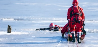 Pozornie bezpieczny lód. Policja ostrzega przed wchodzeniem na zamarznięte akweny