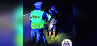 Jechał rowerem po autostradzie. Chciał odwiedzić znajomego