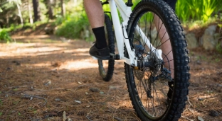 Wracasz do sportu po zimie? To najczęstsze kontuzje u osób, które robią przerwę