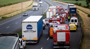 Zderzenie trzech samochodów ciężarowych. Autostrada A4 zablokowana