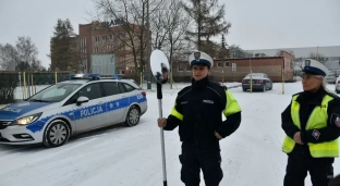 Kontrolują czy na pojazdach nie zalega śnieg i lód