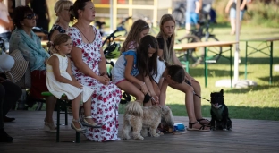Spotkanie w Dębinie przy Słowianinie. Rajd, plenerowa msza ze zwierzętami i rodzinny festyn
