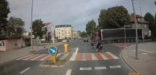 Wielu rowerzystów myli biało-czerwone przejścia dla pieszych z przejazdem dla rowerów