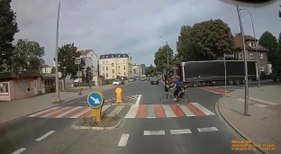 Wielu rowerzystów myli biało-czerwone przejścia dla pieszych z przejazdem dla rowerów