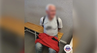 Rzucił kostką brukową w szybę sklepu. Teraz odpowie przed sądem