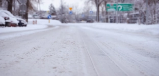 Silne opady śniegu i śliskie drogi. IMGW wydało ostrzeżenie drugiego stopnia