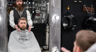 Prezent z duszą czy firmowy gadżet premium? Potencjał personalizowanej pościeli i ręczników z nadrukiem