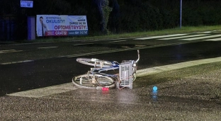 Chciała wyprzedzić rowerzystę i go potrąciła, następnie oddaliła się z miejsca zdarzenia