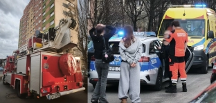 Sekundy od tragedii. Służby uratowały 14-latka siedzącego na parapecie