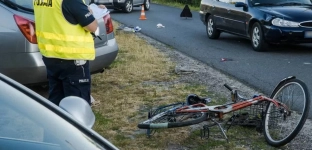 Zderzenie samochodu z rowerzystką w Jelczu-Laskowicach. Policja apeluje o ostrożność