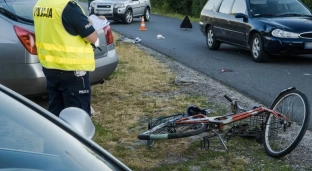 Zderzenie samochodu z rowerzystką w Jelczu-Laskowicach. Policja apeluje o ostrożność