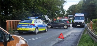 Samochód wjechał w betonowy most. Droga zablokowana