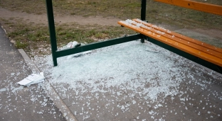 Wybił szybę w wiacie przystankowej. Mama nastolatka pokryje koszty naprawy