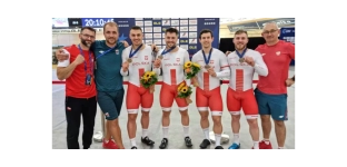 Mateusz Rudyk wraz ze swoją drużyną z brązowym medalem