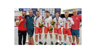 Mateusz Rudyk wraz ze swoją drużyną z brązowym medalem