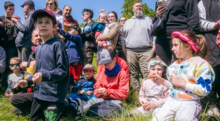 Odwiedź Grodzisko Ryczyńskie. Natura, historia i wspólne ognisko