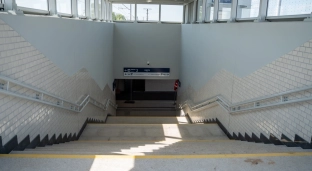 Czytelniczka alarmuje: Samochody i skutery w tunelu dla pieszych przy stacji Oława Zachodnia