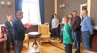Burmistrz gratulował młodym piłkarzom