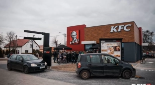 KFC w Oławie otwarte, duża kolejka po kurczaki w sekretnej panierce
