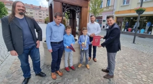 Burmistrz pogratulował młodym szachistom