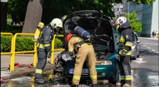 Oława: Pożar auta w centrum miasta