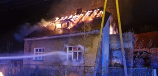 Duży pożar w Polwicy.  Strażacy walczyli z ogniem
