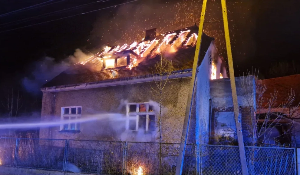 Duży pożar w Polwicy.  Strażacy walczyli z ogniem