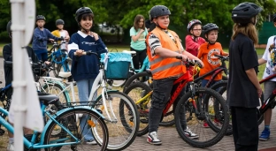 Dzieci poznają zasady ruchu drogowego dzięki mobilnemu miasteczku