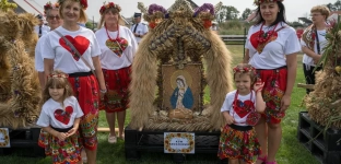 Dożynki w Gminie Domaniów. Radoszkowice z najpiękniejszym wieńcem dożynkowym [ZDJĘCIA]