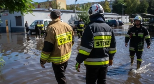 Miejskie targowisko zalane. Strażacy pompują wodę