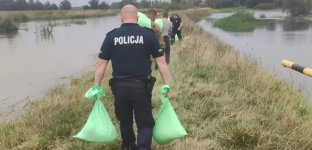 Policja i mieszkańcy walczą z wodą w Marcinkowicach i Zakrzowie!