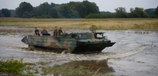 W Ścinawie wciąż trwa umacnianie wałów. Do pomocy dołączyły dwie amfibie