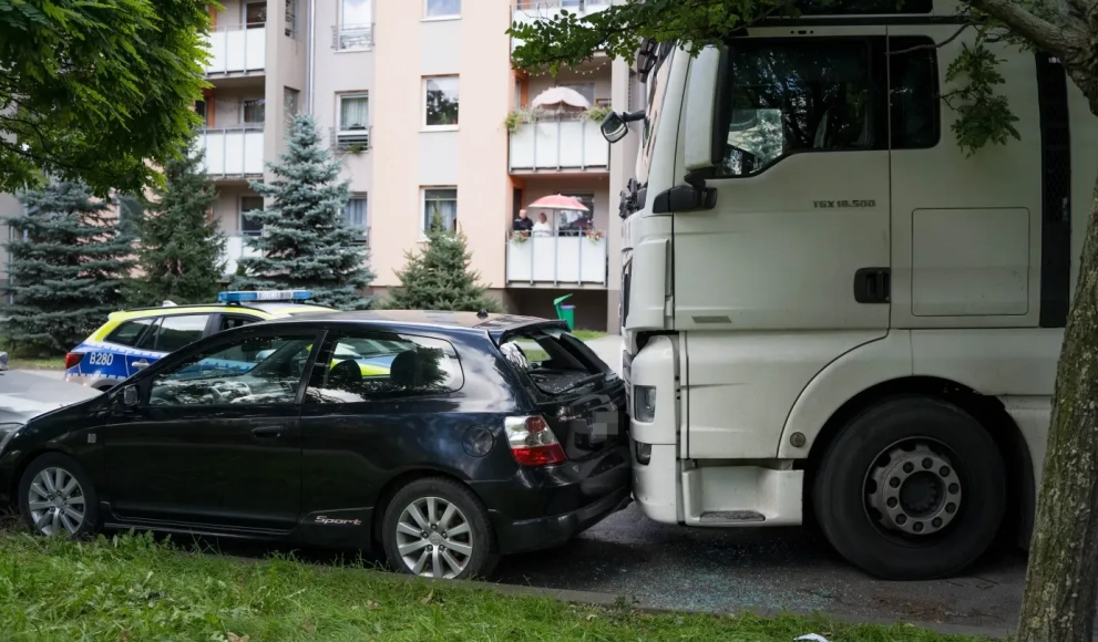 Samochód ciężarowy uderzył w zaparkowane pojazdy