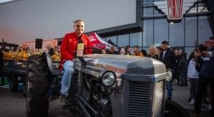 Wyjątkowa licytacja w Muzeum Motoryzacji WENA. Ciągnik Ferguson sprzedany za rekordową kwotę!